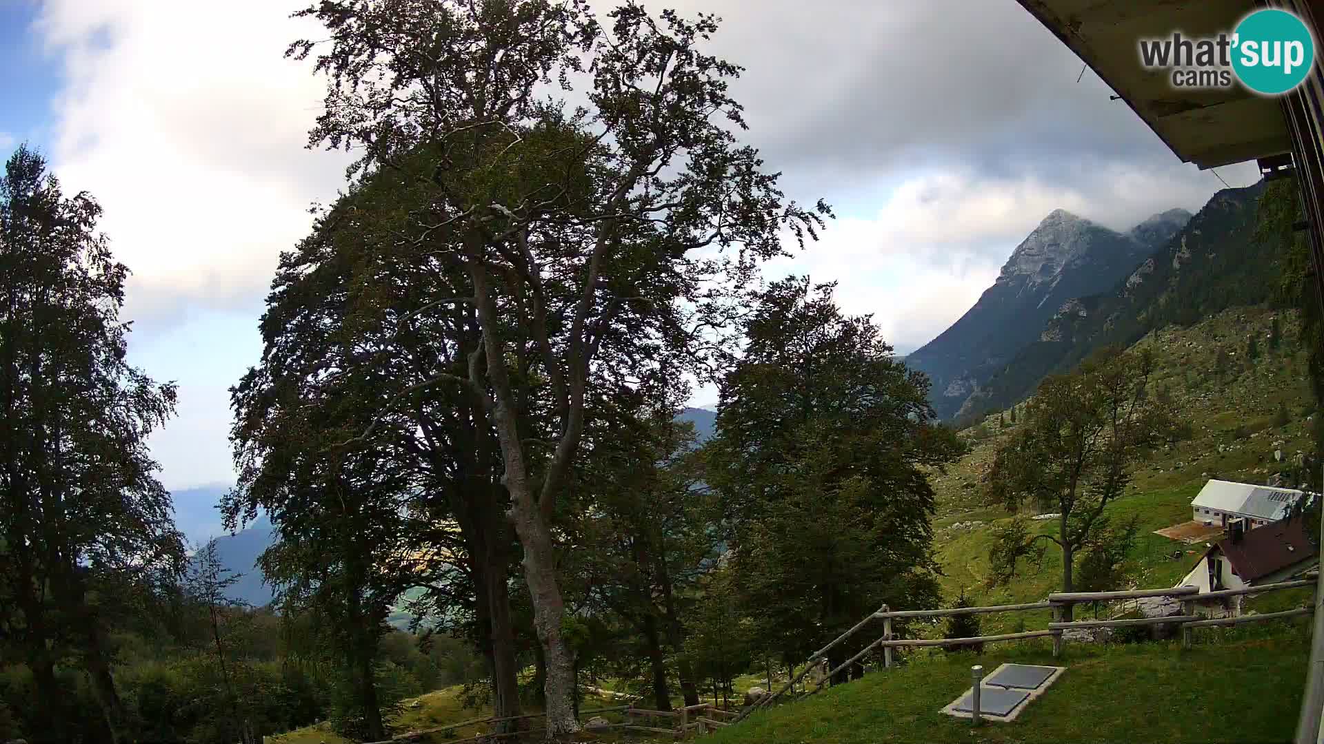 Cámara en vivo de la cabaña de montaña Planina Razor (1315) | vista hacia Tolminski Migovec