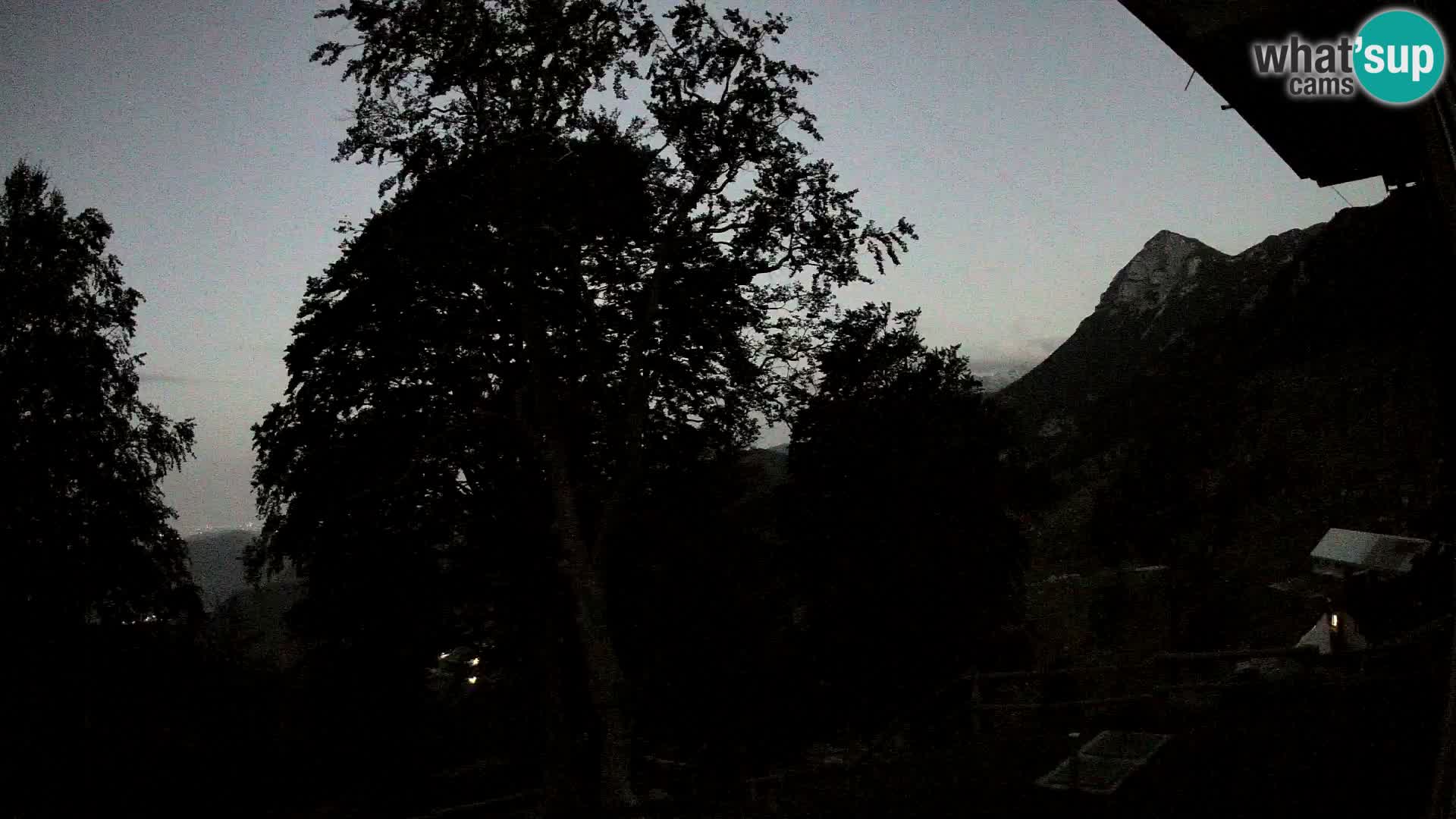 Koča na Planini Razor spletna kamera (1315) | Pogled na Tolminski Migovec