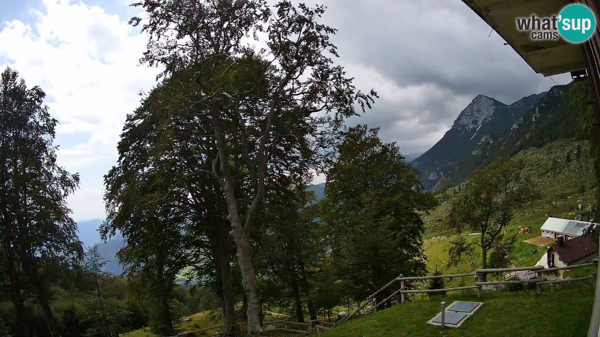 Cámara en vivo de la cabaña de montaña Planina Razor (1315) | vista hacia Tolminski Migovec