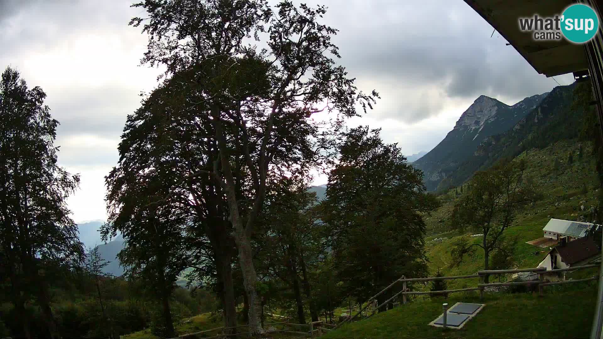 Cámara en vivo de la cabaña de montaña Planina Razor (1315) | vista hacia Tolminski Migovec
