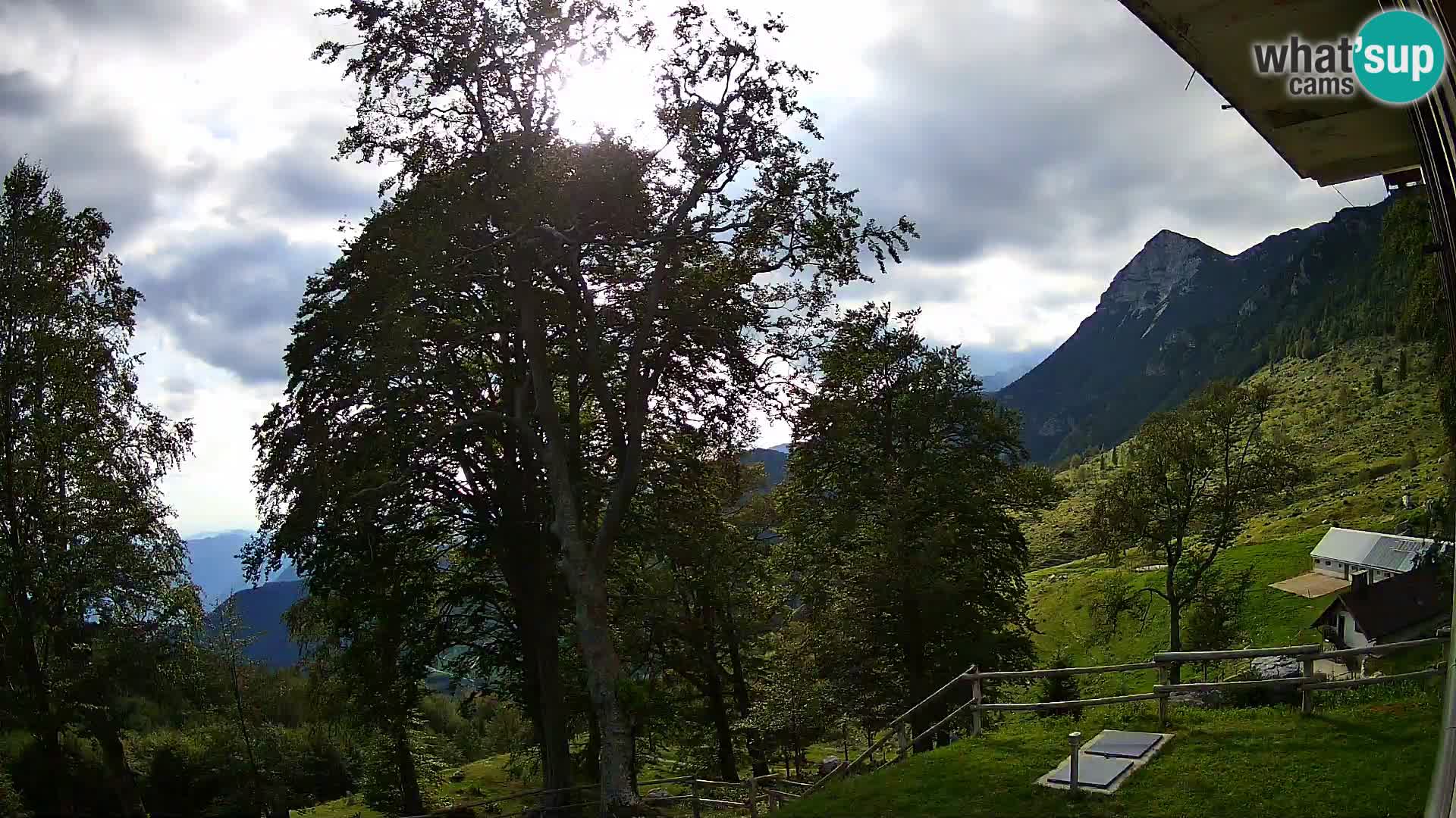 Cámara en vivo de la cabaña de montaña Planina Razor (1315) | vista hacia Tolminski Migovec