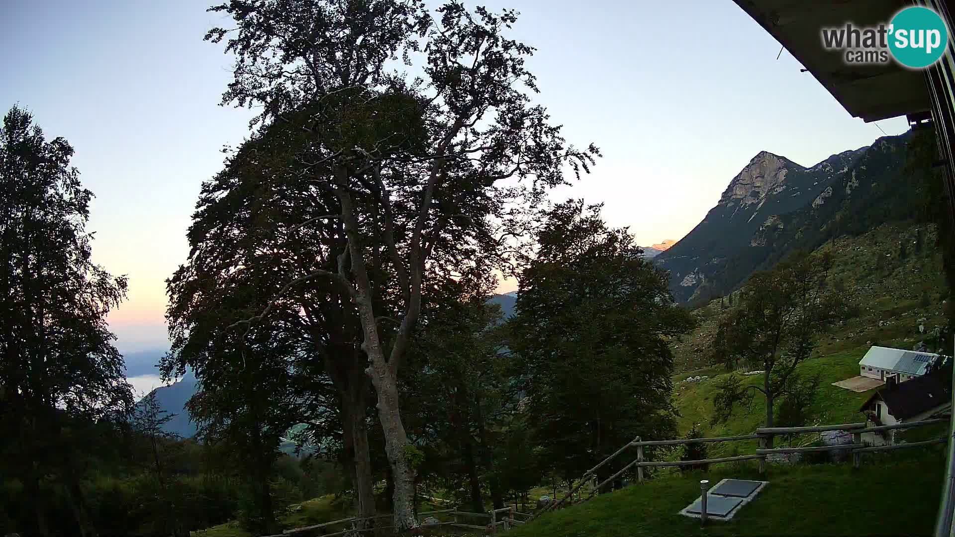 Koča na Planini Razor spletna kamera (1315) | Pogled na Tolminski Migovec