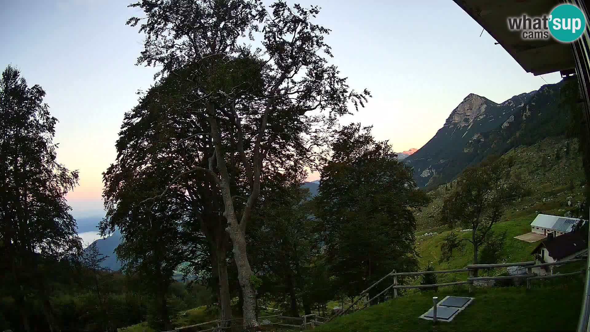 Cámara en vivo de la cabaña de montaña Planina Razor (1315) | vista hacia Tolminski Migovec