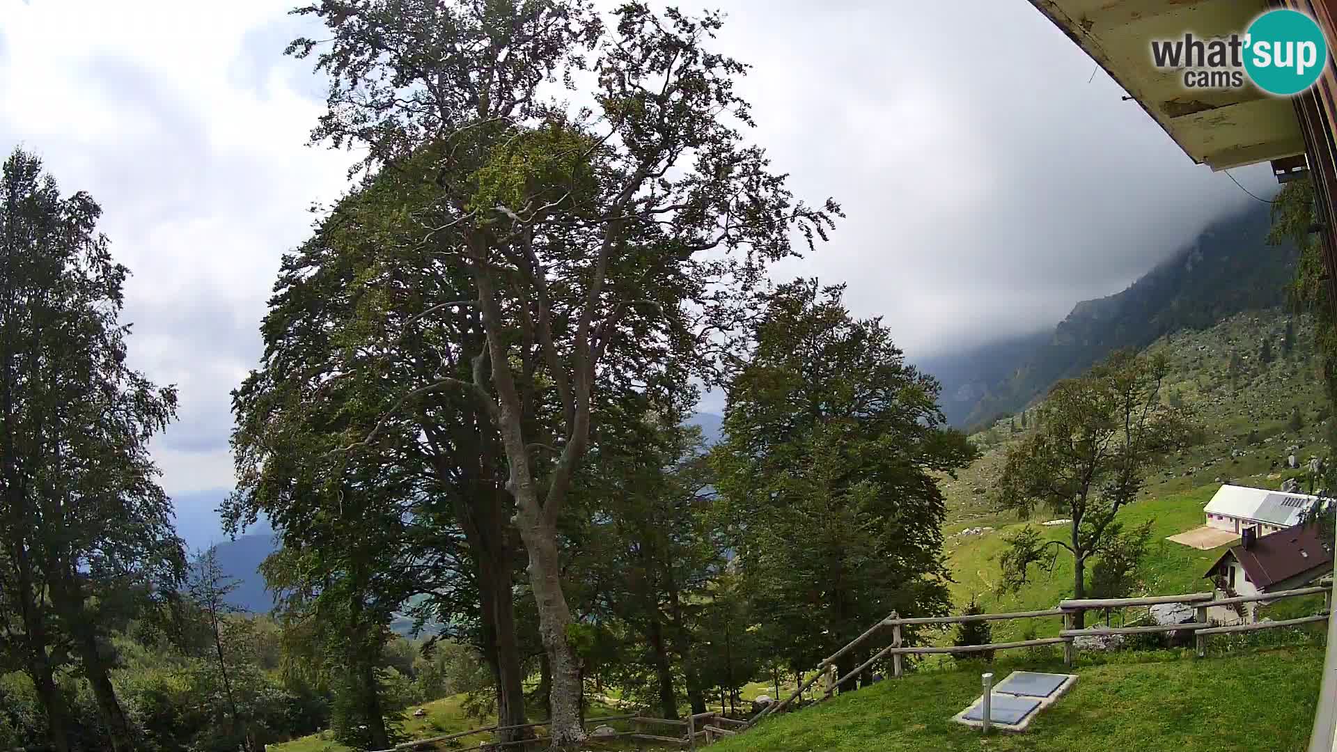 Refuge de la montagne Planina Razor caméra en direct (1315) | vue sur Tolminski Migovec
