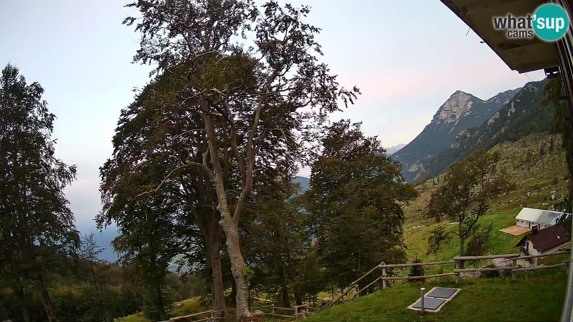 Baita di montagna Planina Razor webcam (1315) | vista su Tolminski Migovec