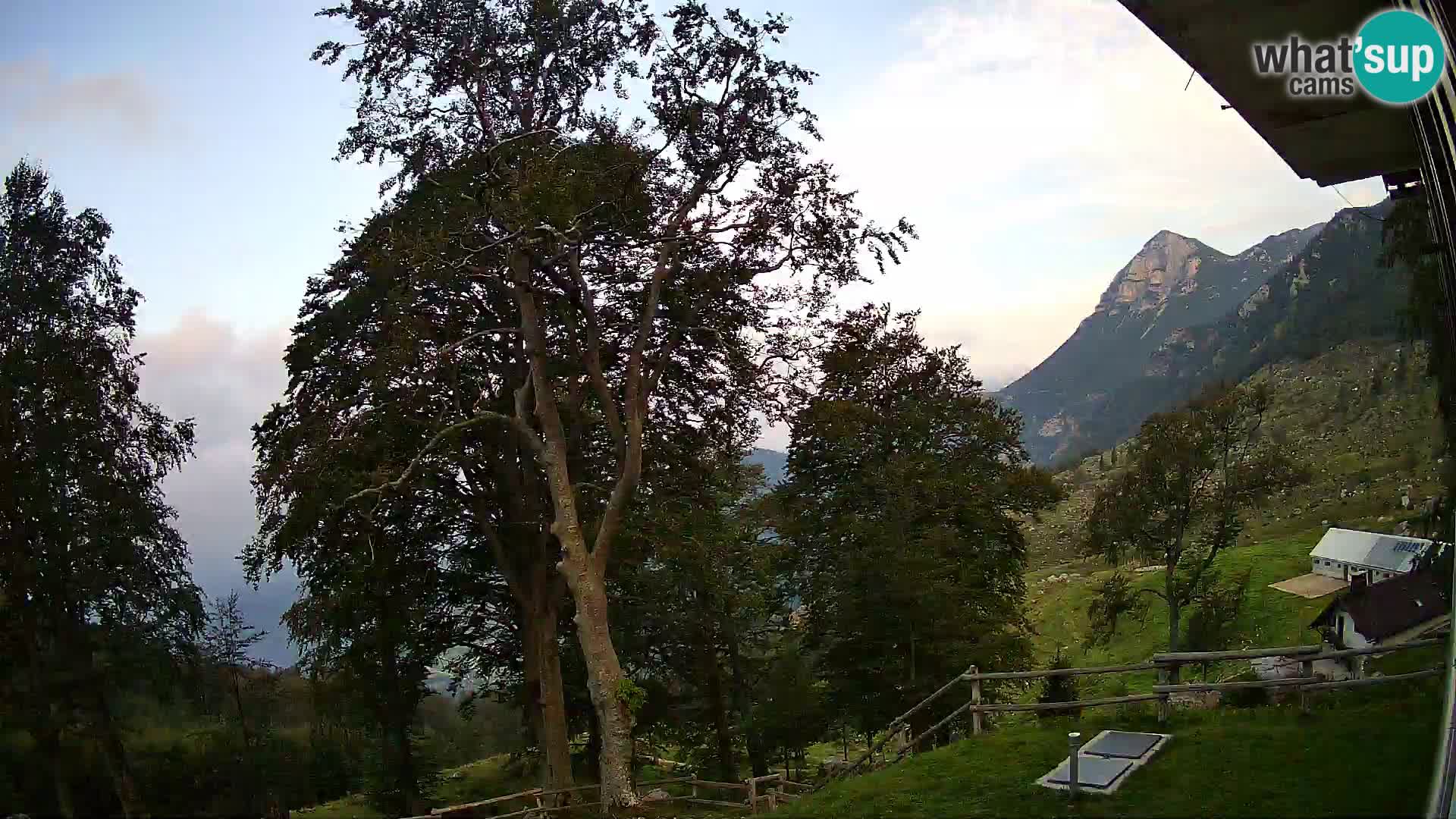 Planina Razor Bergütte Webcam (1315) | Blick auf Tolminski Migovec