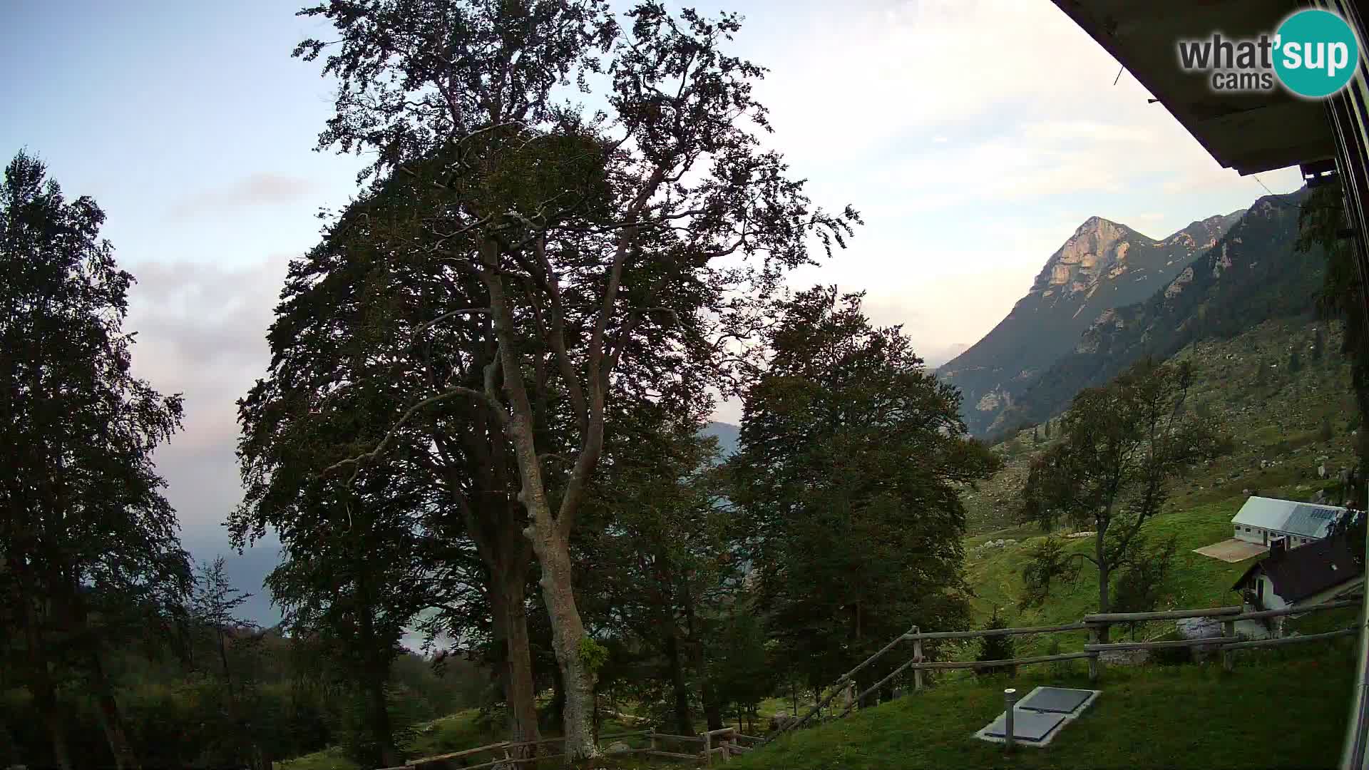 Cámara en vivo de la cabaña de montaña Planina Razor (1315) | vista hacia Tolminski Migovec