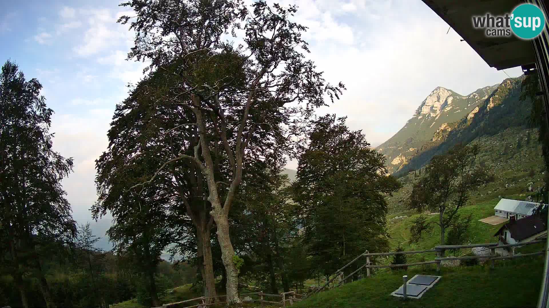 Koča na Planini Razor spletna kamera (1315) | Pogled na Tolminski Migovec