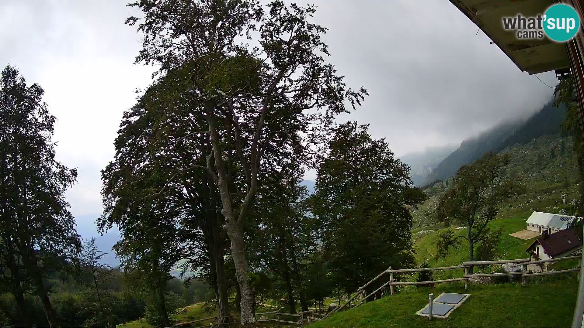 Cámara en vivo de la cabaña de montaña Planina Razor (1315) | vista hacia Tolminski Migovec