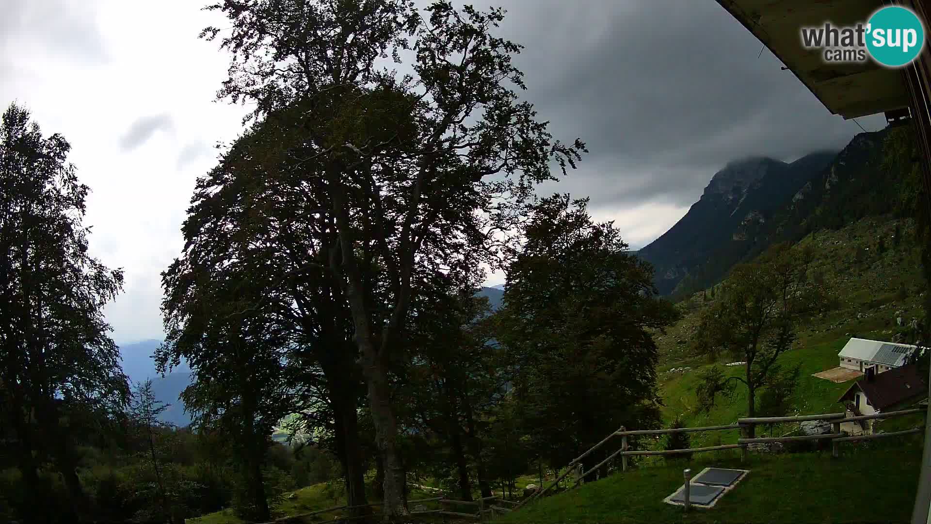 Cámara en vivo de la cabaña de montaña Planina Razor (1315) | vista hacia Tolminski Migovec