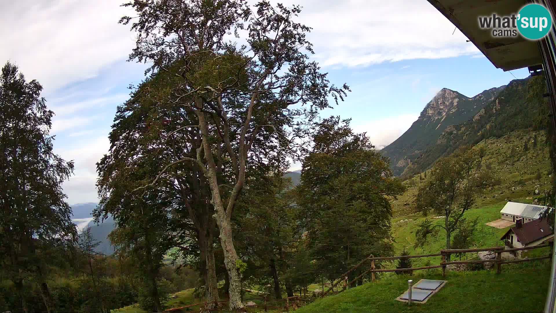 Cámara en vivo de la cabaña de montaña Planina Razor (1315) | vista hacia Tolminski Migovec