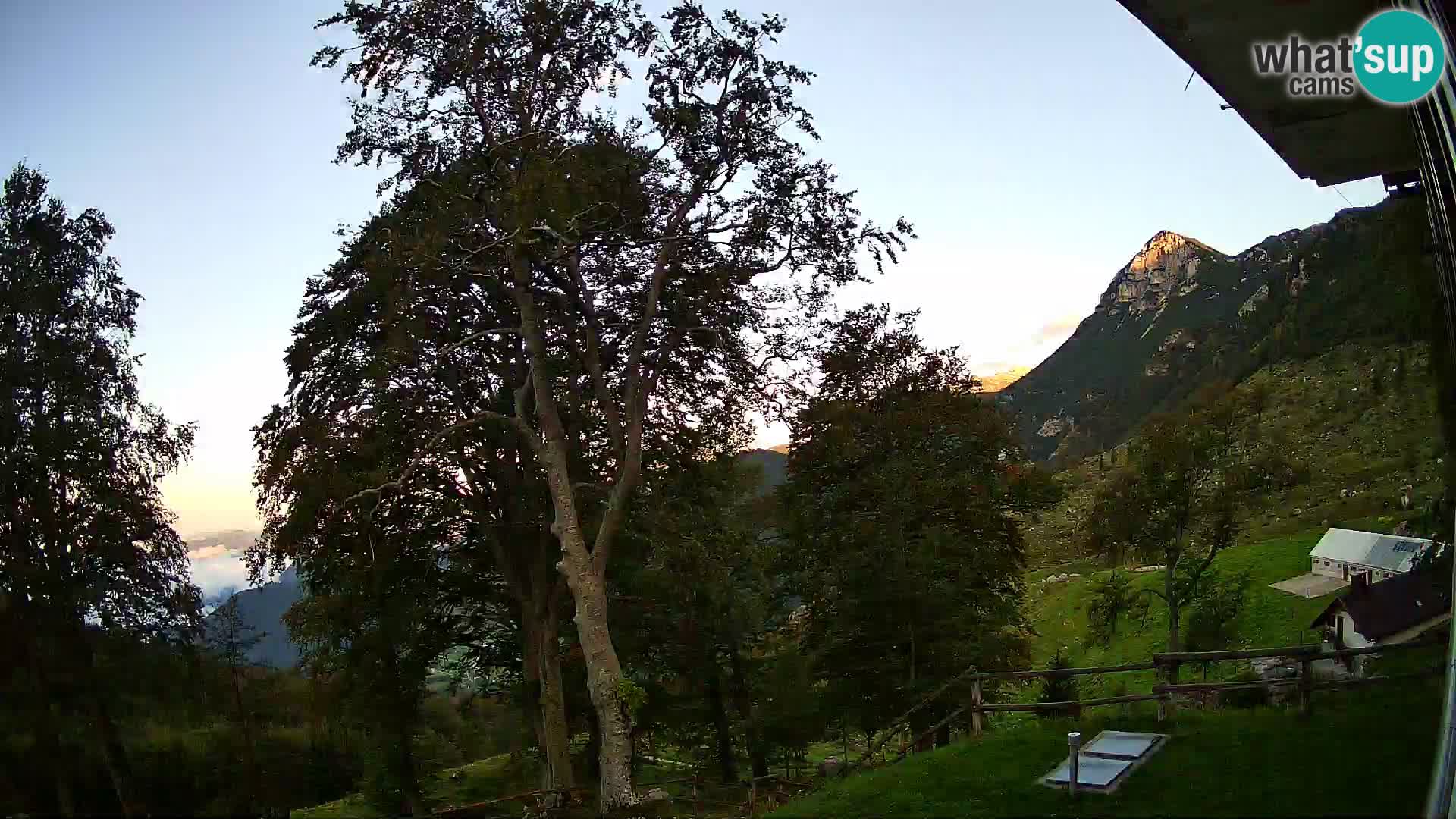 Cámara en vivo de la cabaña de montaña Planina Razor (1315) | vista hacia Tolminski Migovec