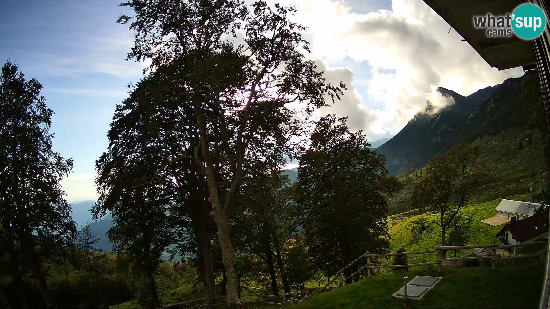 Planina Razor Bergütte Webcam (1315) | Blick auf Tolminski Migovec