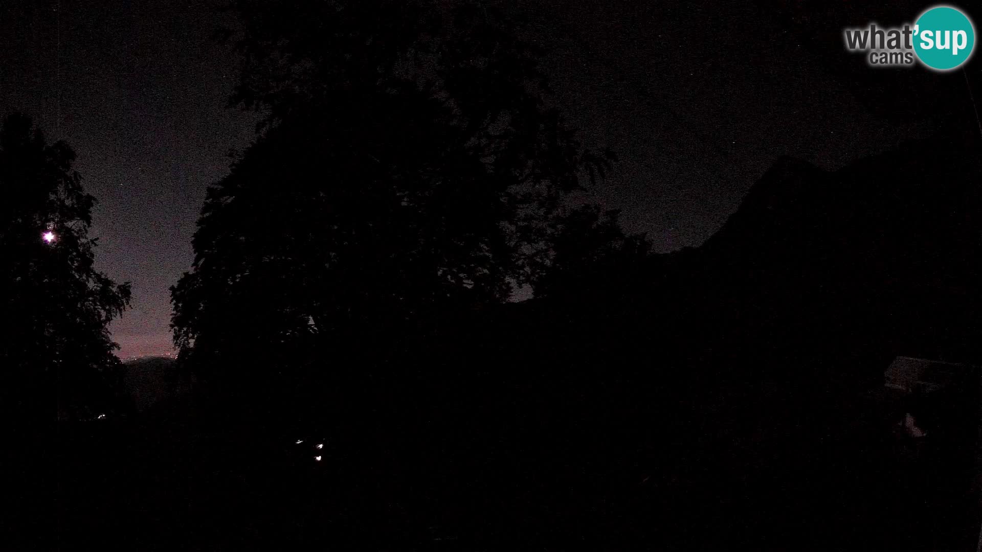 Koča na Planini Razor spletna kamera (1315) | Pogled na Tolminski Migovec