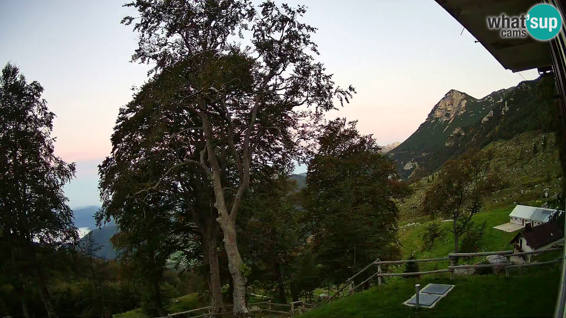 Koča na Planini Razor spletna kamera (1315) | Pogled na Tolminski Migovec