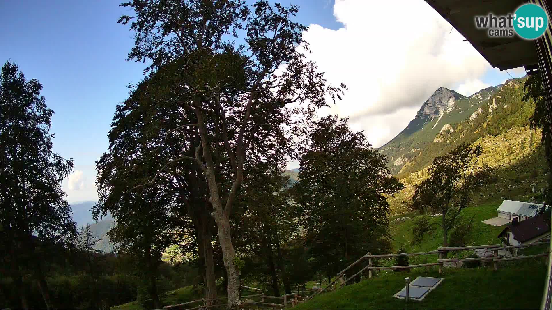 Koča na Planini Razor spletna kamera (1315) | Pogled na Tolminski Migovec