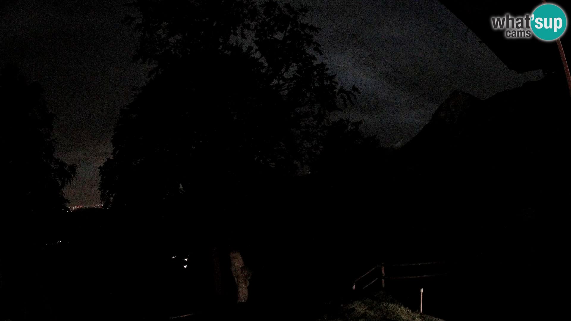 Cámara en vivo de la cabaña de montaña Planina Razor (1315) | vista hacia Tolminski Migovec