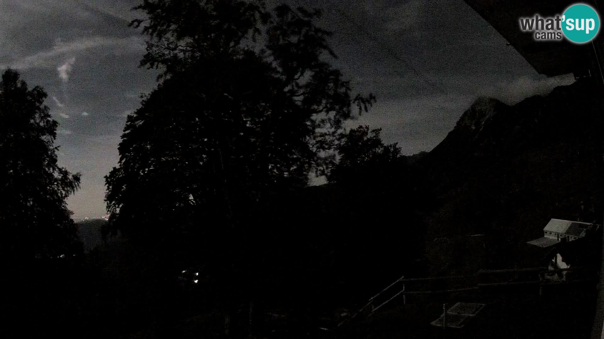 Cámara en vivo de la cabaña de montaña Planina Razor (1315) | vista hacia Tolminski Migovec
