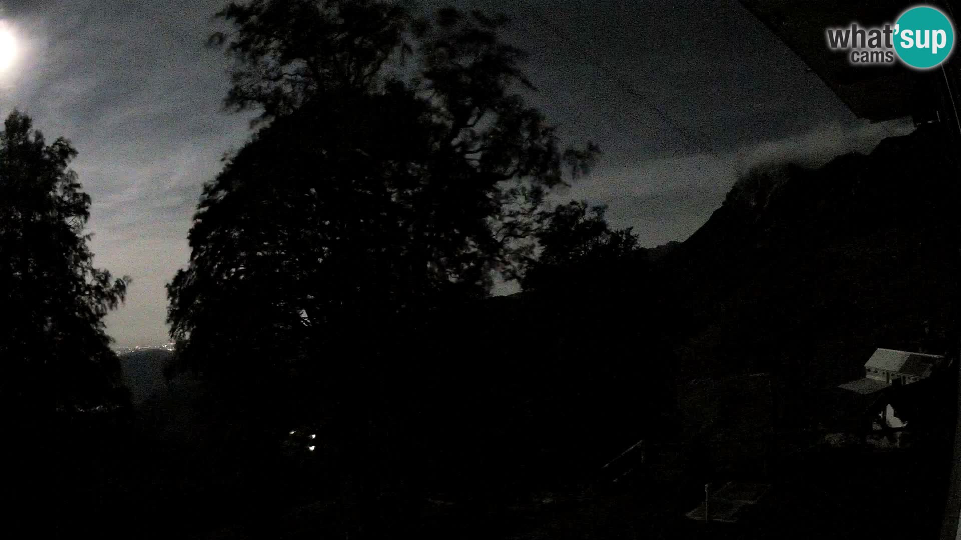 Cámara en vivo de la cabaña de montaña Planina Razor (1315) | vista hacia Tolminski Migovec