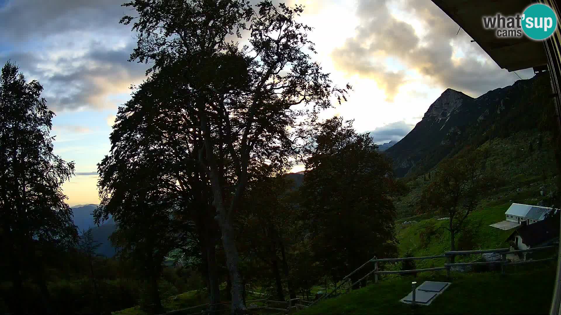 Planina Razor Bergütte Webcam (1315) | Blick auf Tolminski Migovec