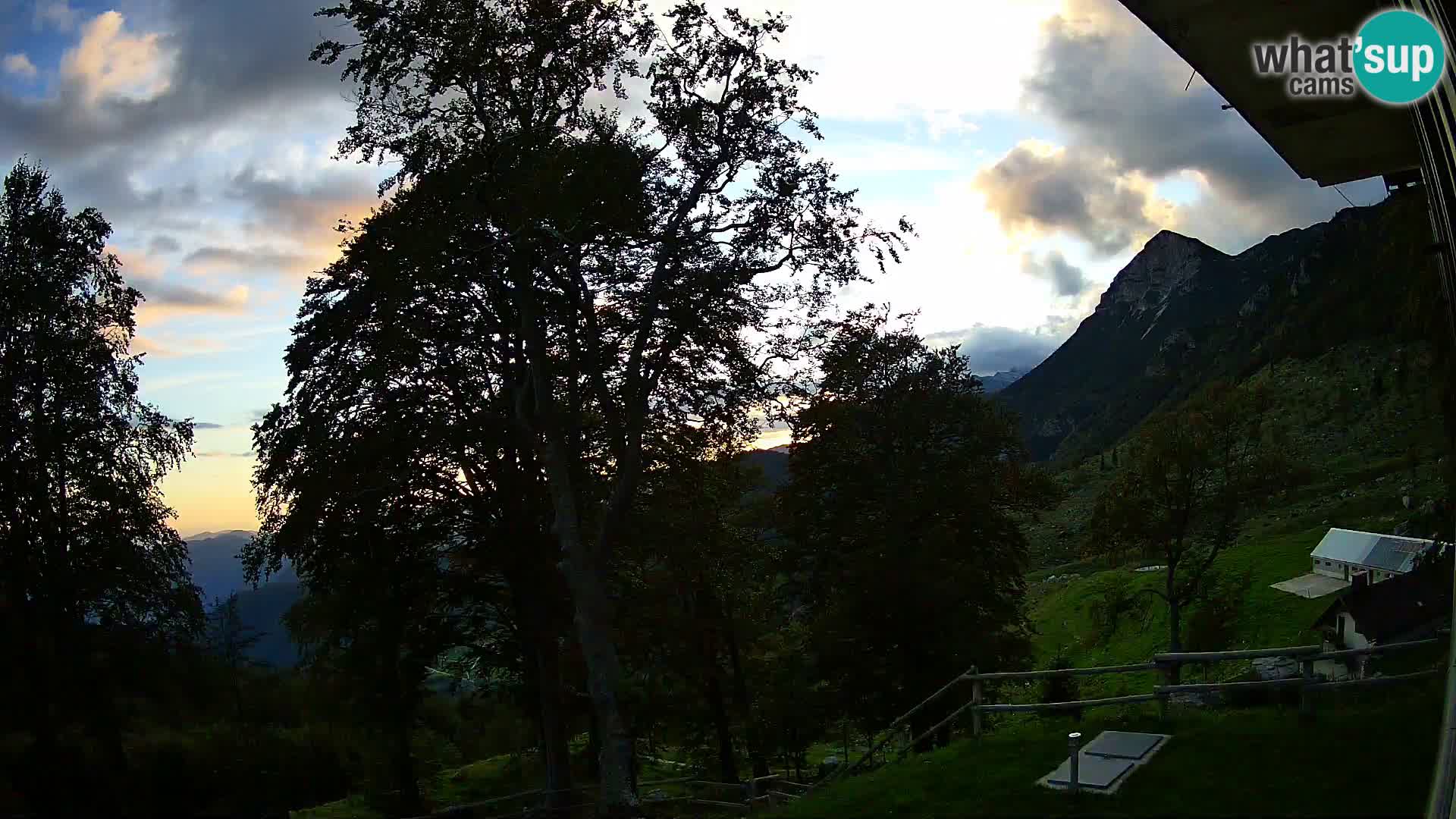 Baita di montagna Planina Razor webcam (1315) | vista su Tolminski Migovec