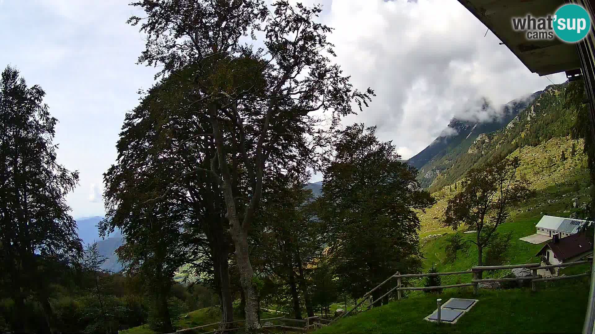 Baita di montagna Planina Razor webcam (1315) | vista su Tolminski Migovec