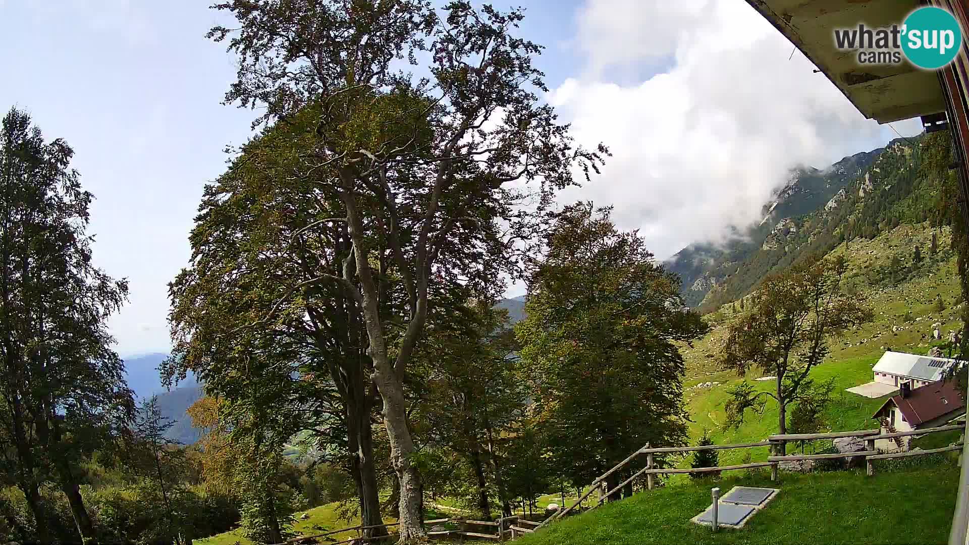 Cámara en vivo de la cabaña de montaña Planina Razor (1315) | vista hacia Tolminski Migovec