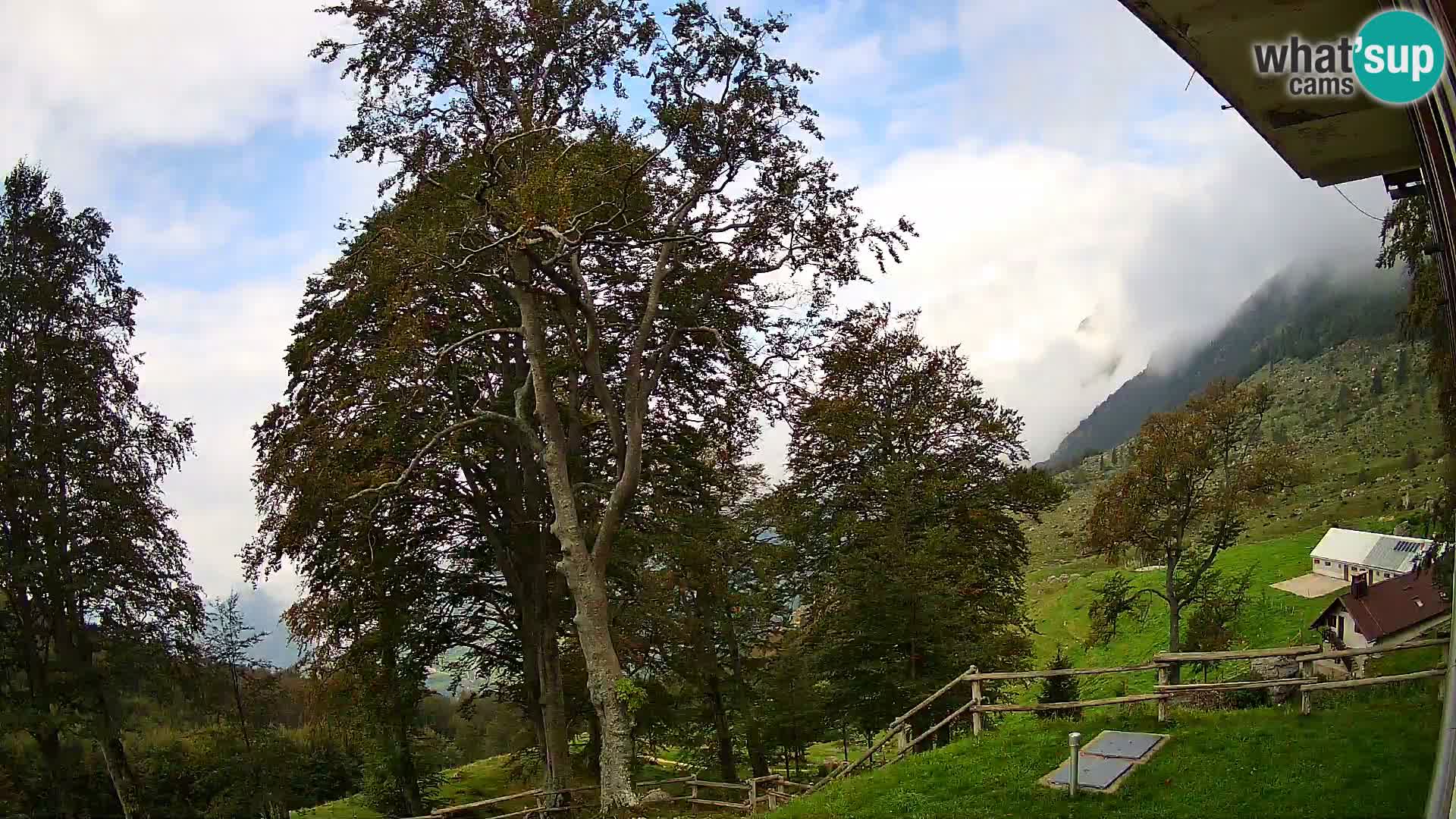 Cámara en vivo de la cabaña de montaña Planina Razor (1315) | vista hacia Tolminski Migovec