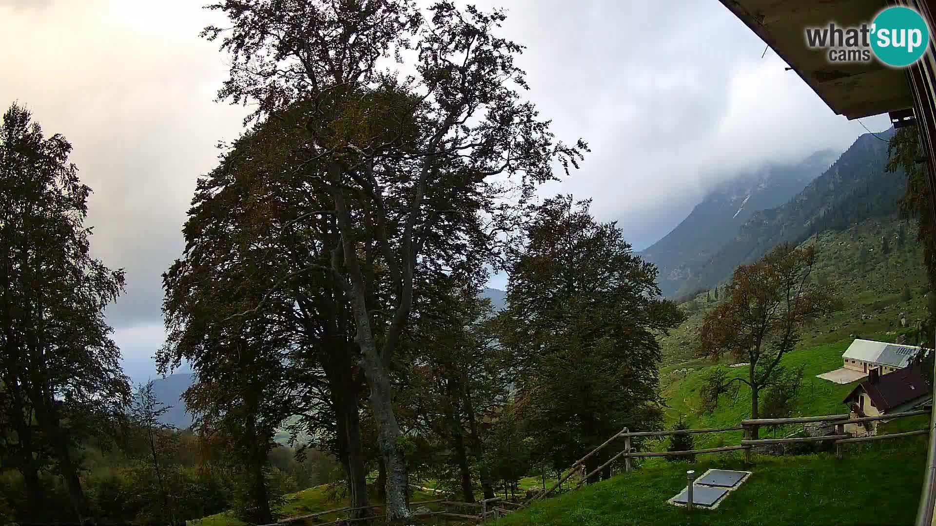 Koča na Planini Razor spletna kamera (1315) | Pogled na Tolminski Migovec