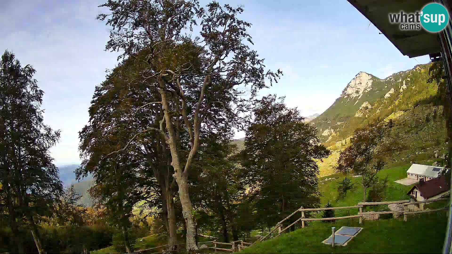 Cámara en vivo de la cabaña de montaña Planina Razor (1315) | vista hacia Tolminski Migovec