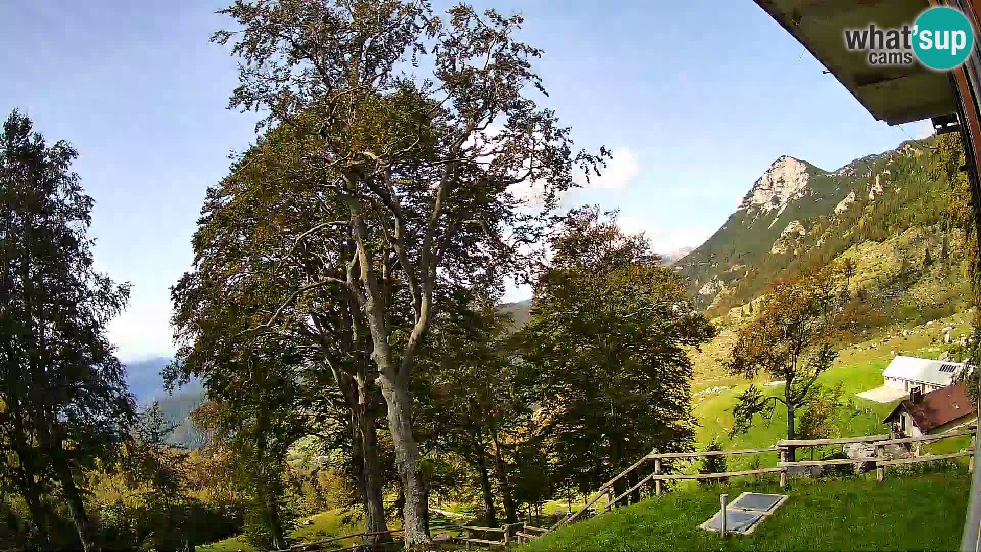 Cámara en vivo de la cabaña de montaña Planina Razor (1315) | vista hacia Tolminski Migovec