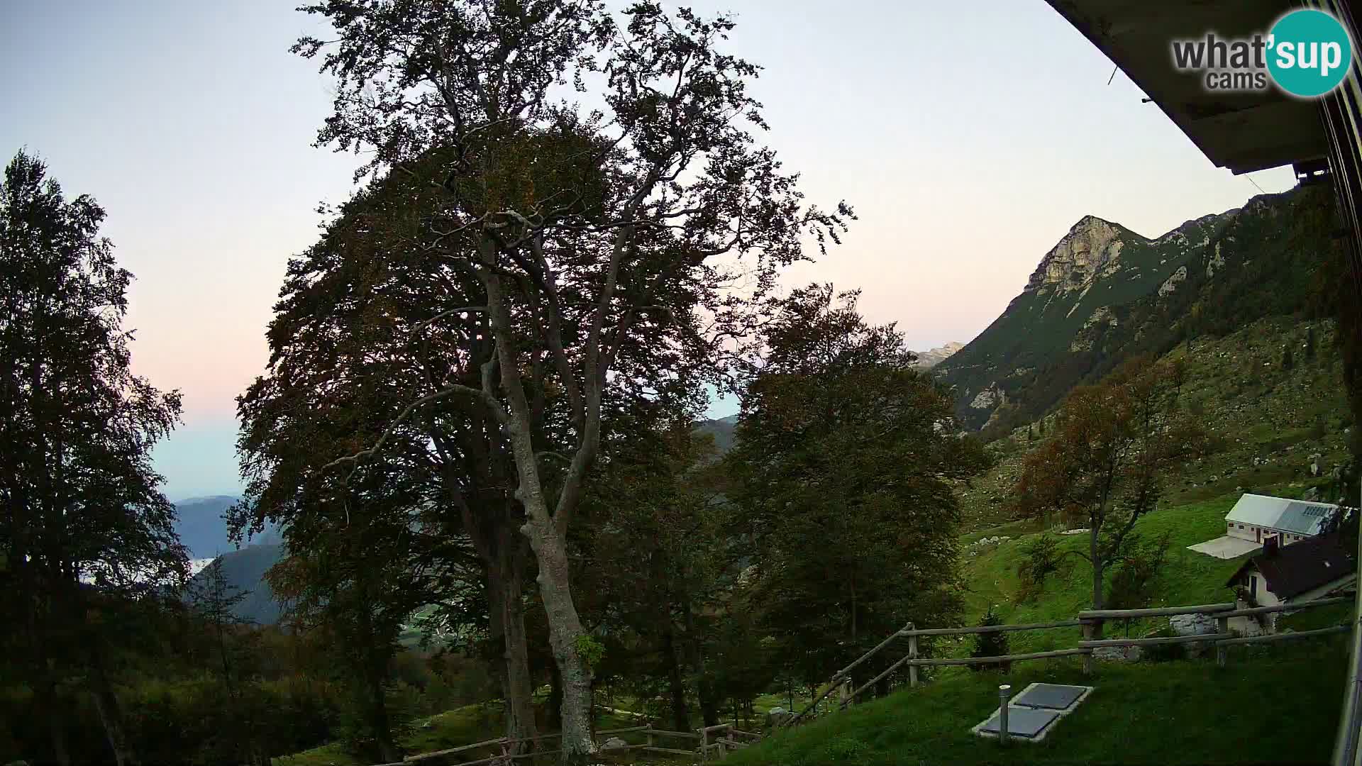 Cámara en vivo de la cabaña de montaña Planina Razor (1315) | vista hacia Tolminski Migovec