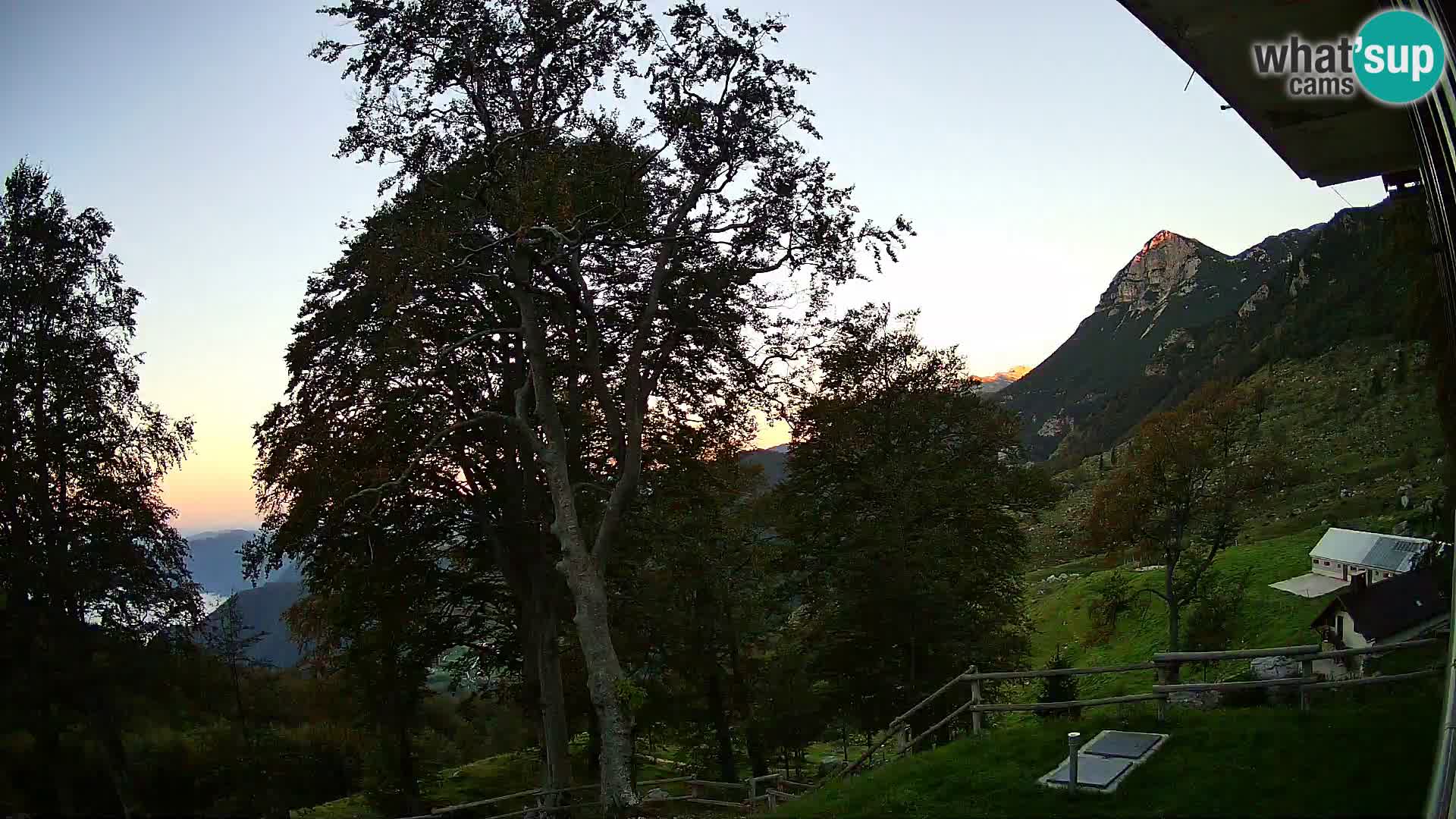 Planina Razor Mountain Hut live cam (1315) | view to Tolminski Migovec