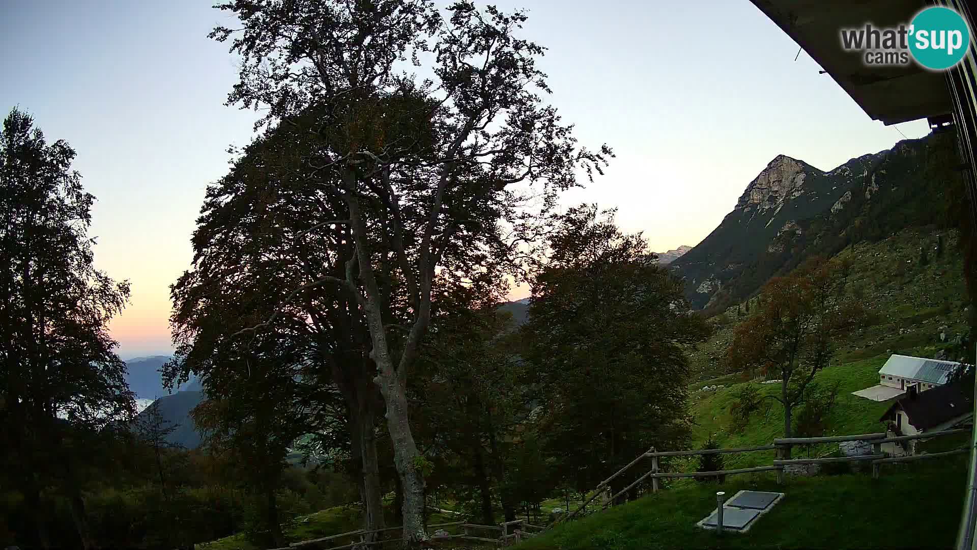 Planinarski dom na planini Razor (1315) | Pogled na Tolminski Migovec