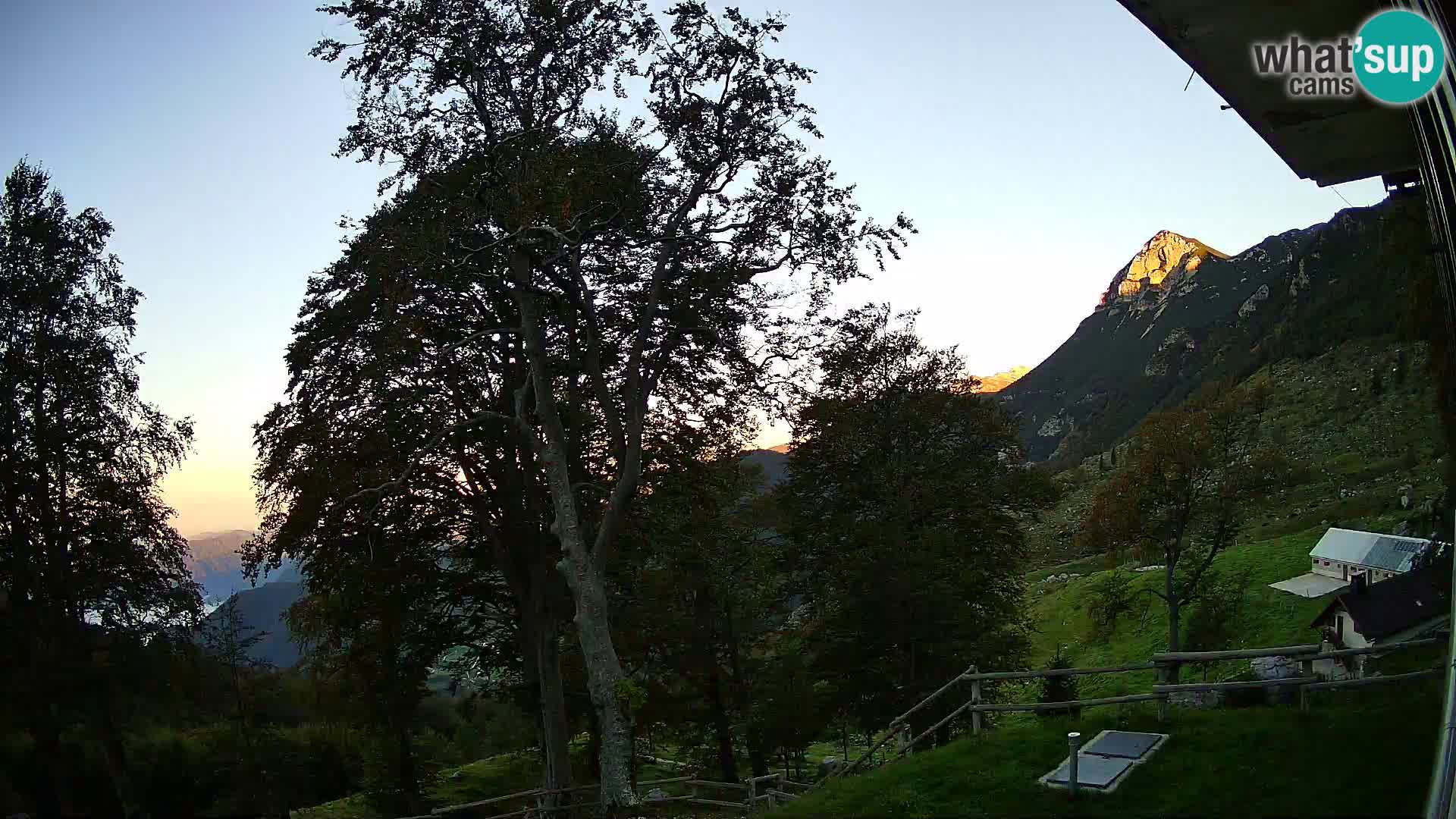 Baita di montagna Planina Razor webcam (1315) | vista su Tolminski Migovec
