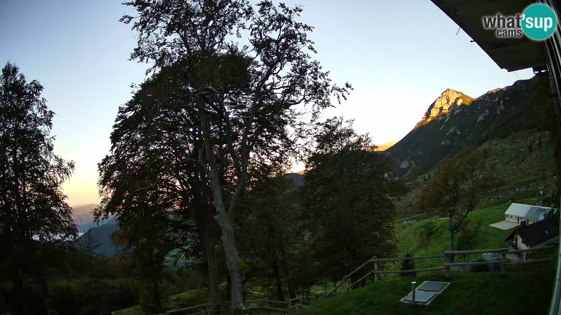 Cámara en vivo de la cabaña de montaña Planina Razor (1315) | vista hacia Tolminski Migovec