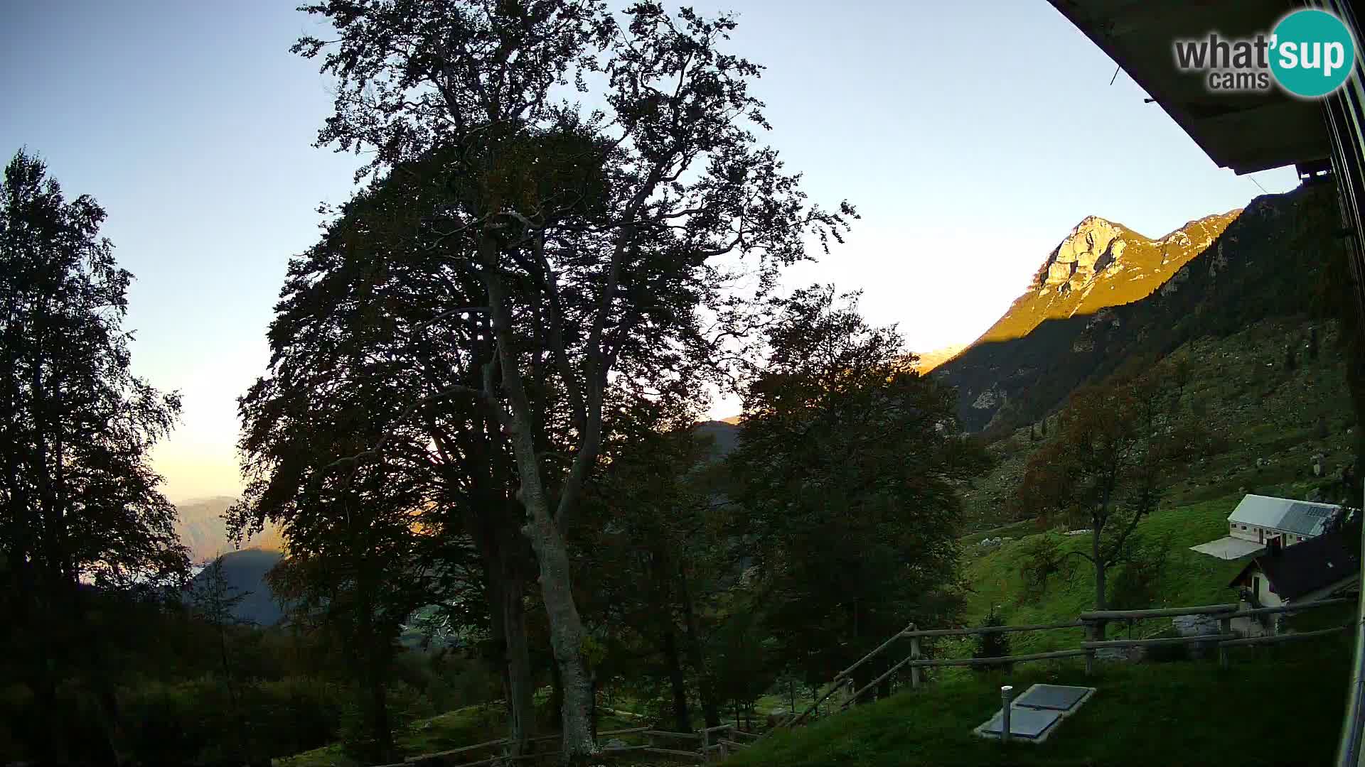 Planina Razor Bergütte Webcam (1315) | Blick auf Tolminski Migovec