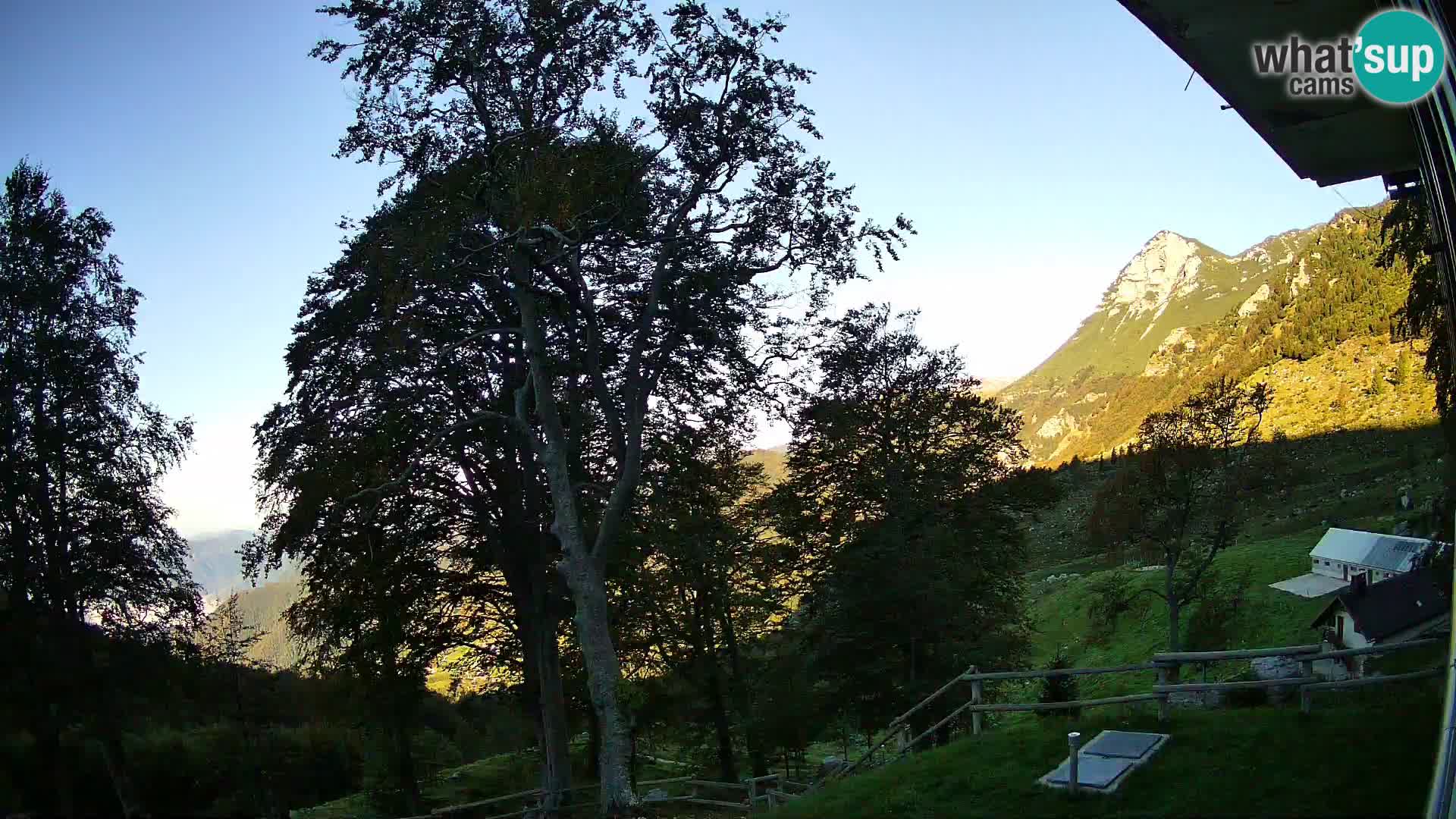 Cámara en vivo de la cabaña de montaña Planina Razor (1315) | vista hacia Tolminski Migovec