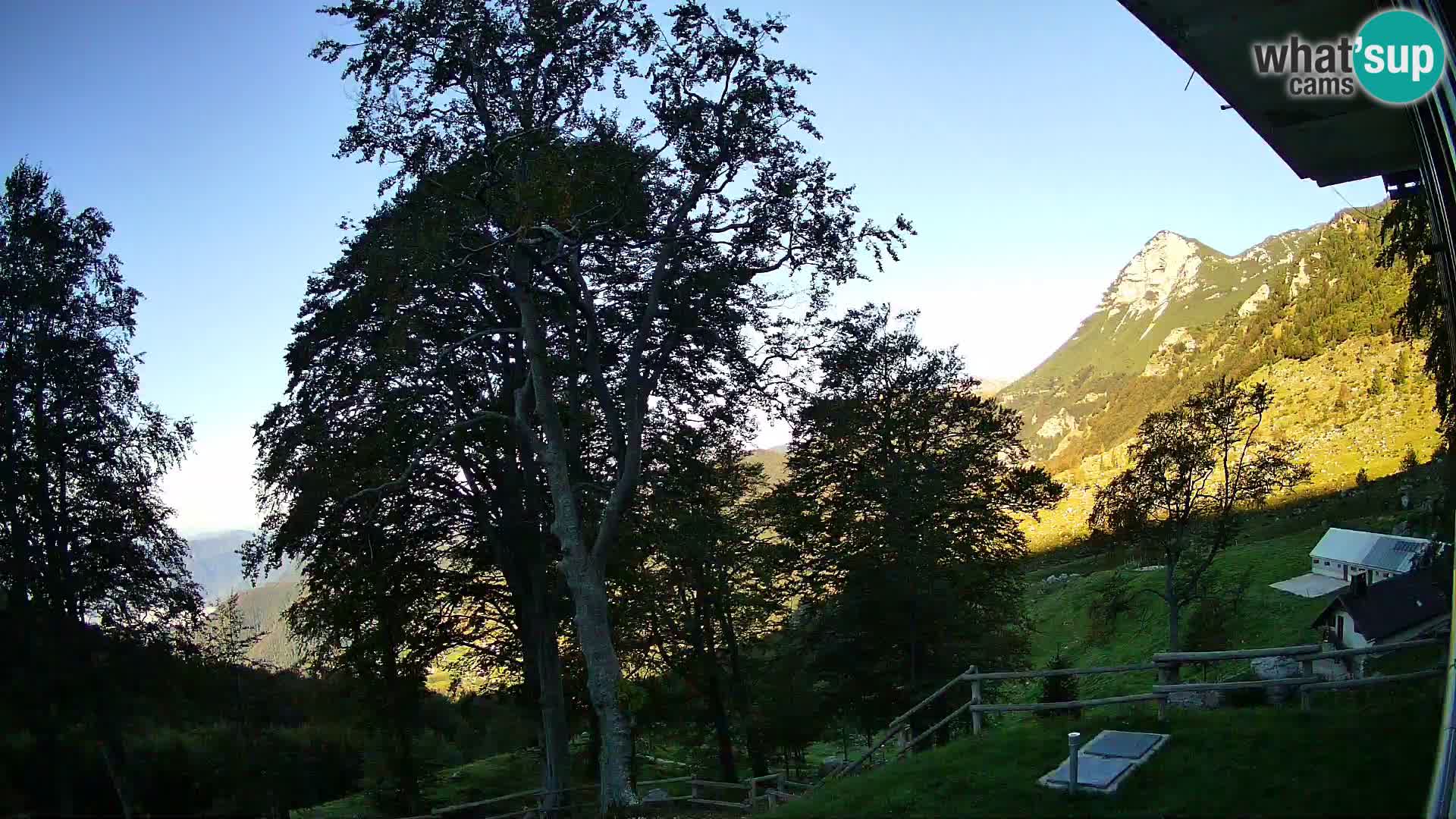 Baita di montagna Planina Razor webcam (1315) | vista su Tolminski Migovec