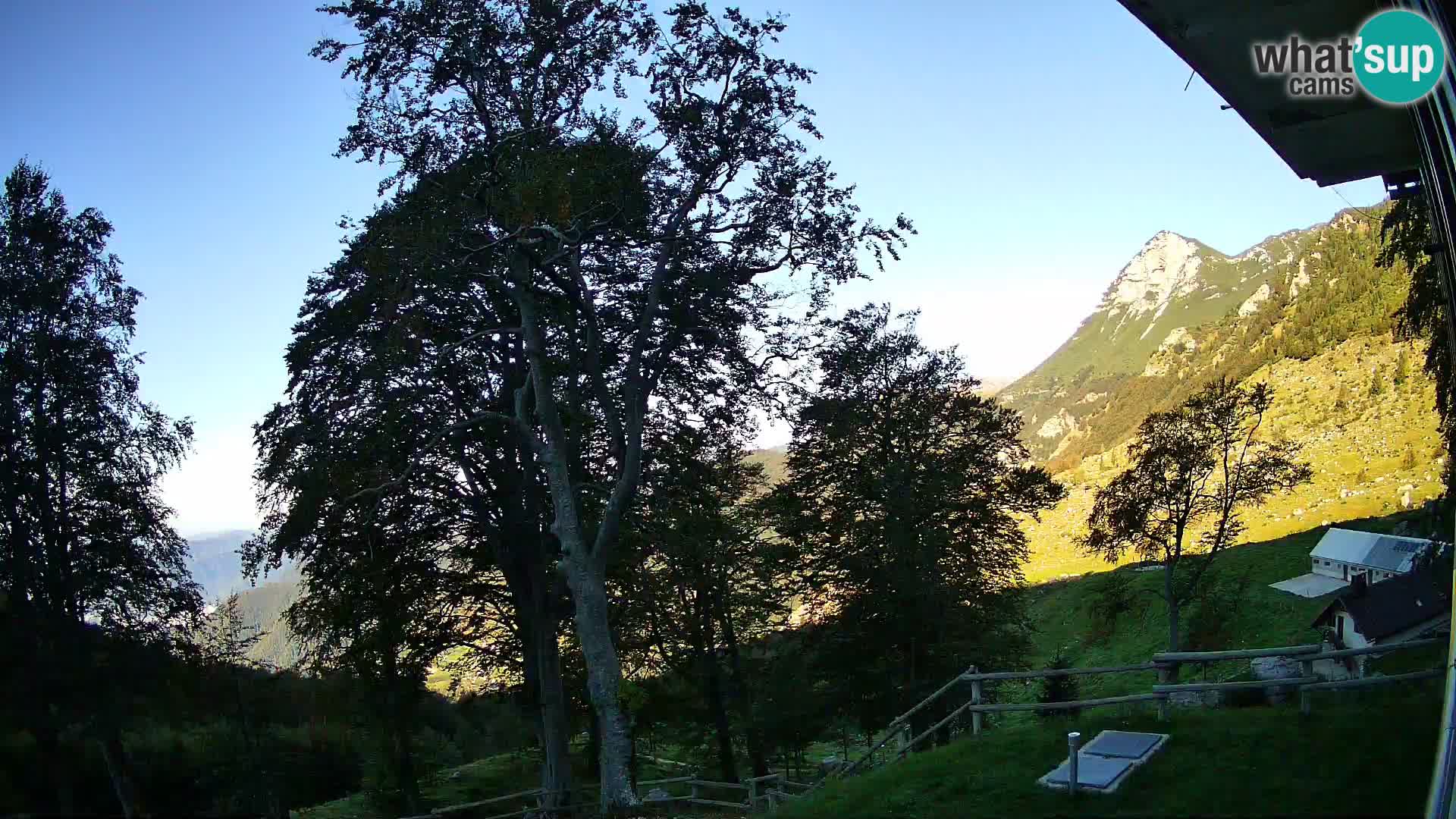 Planina Razor Bergütte Webcam (1315) | Blick auf Tolminski Migovec