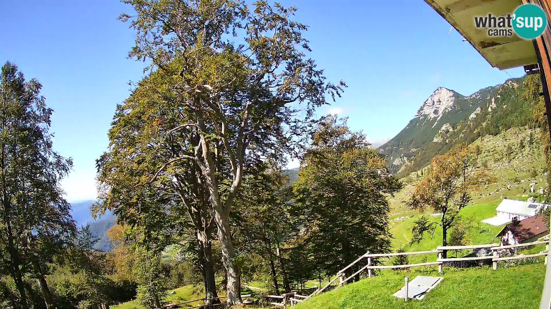 Cámara en vivo de la cabaña de montaña Planina Razor (1315) | vista hacia Tolminski Migovec