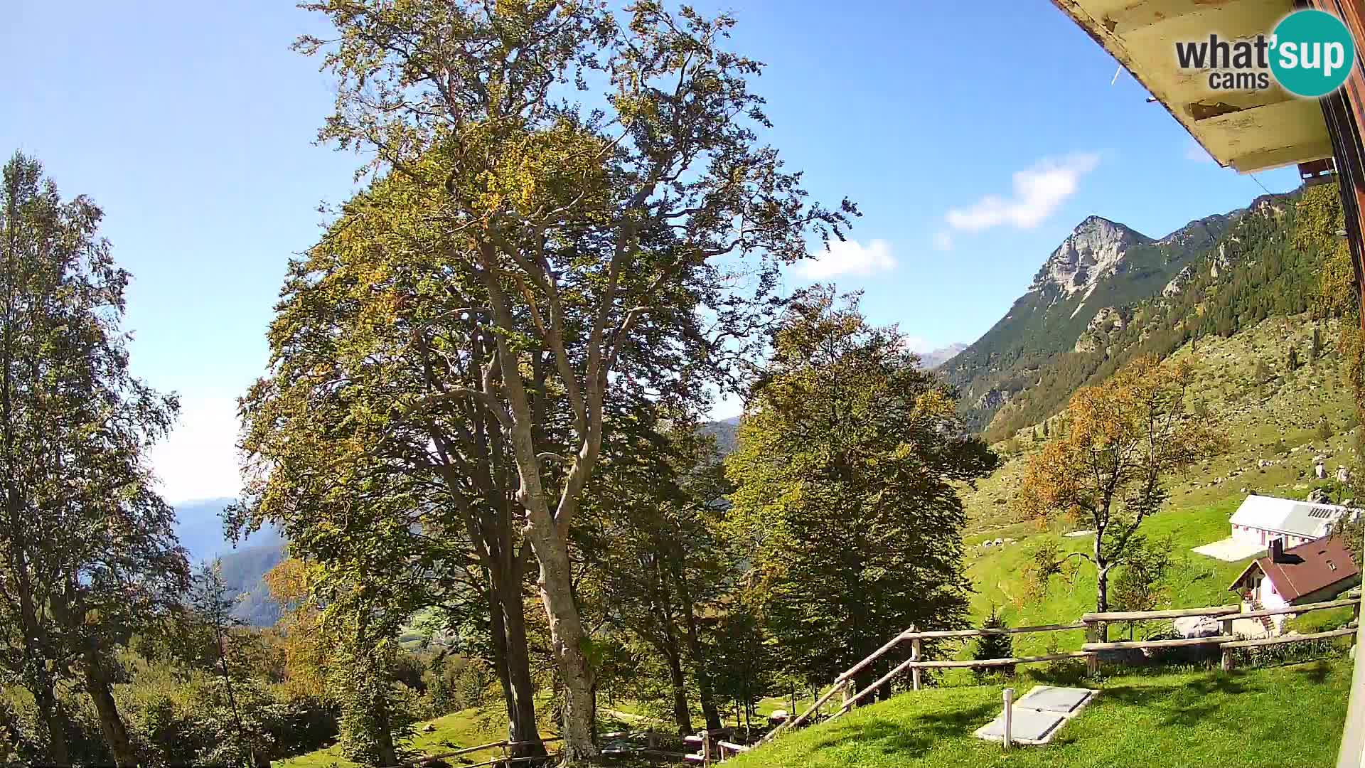 Cámara en vivo de la cabaña de montaña Planina Razor (1315) | vista hacia Tolminski Migovec
