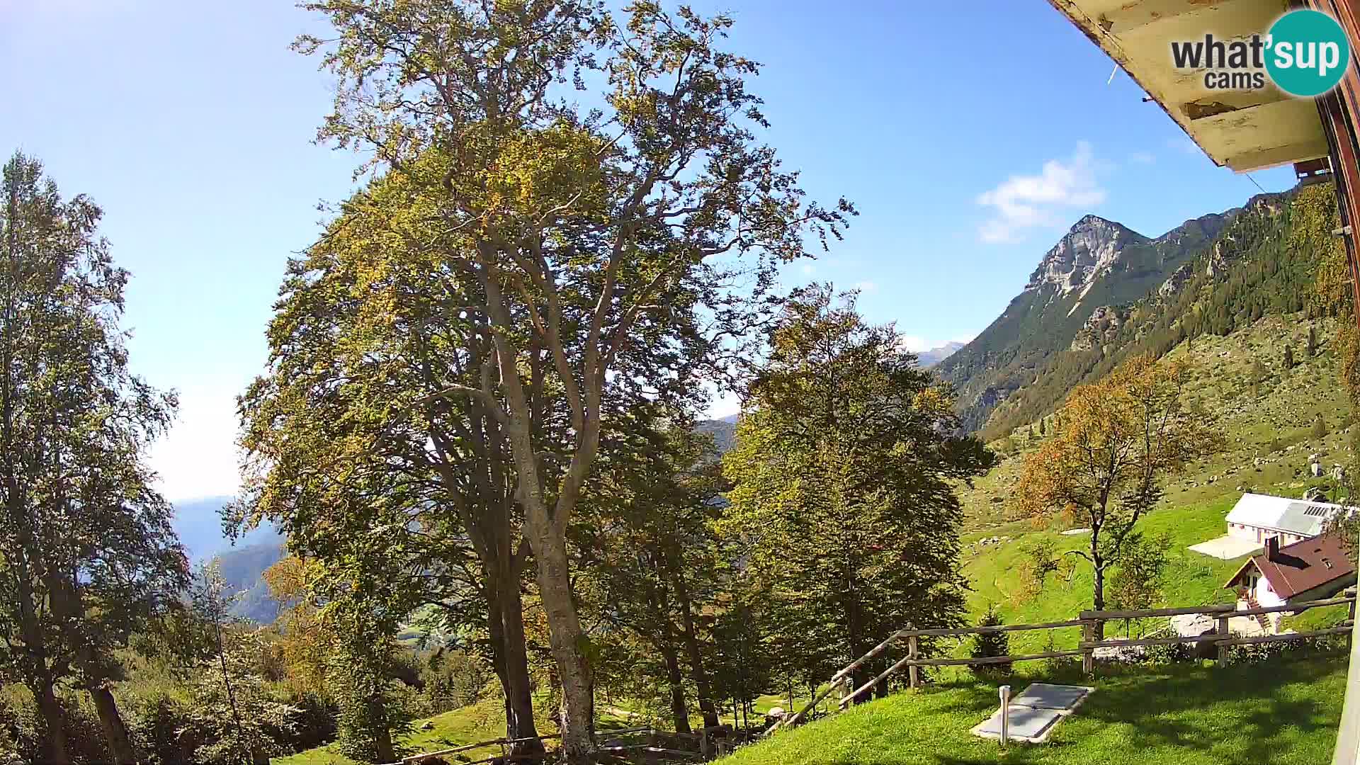 Cámara en vivo de la cabaña de montaña Planina Razor (1315) | vista hacia Tolminski Migovec
