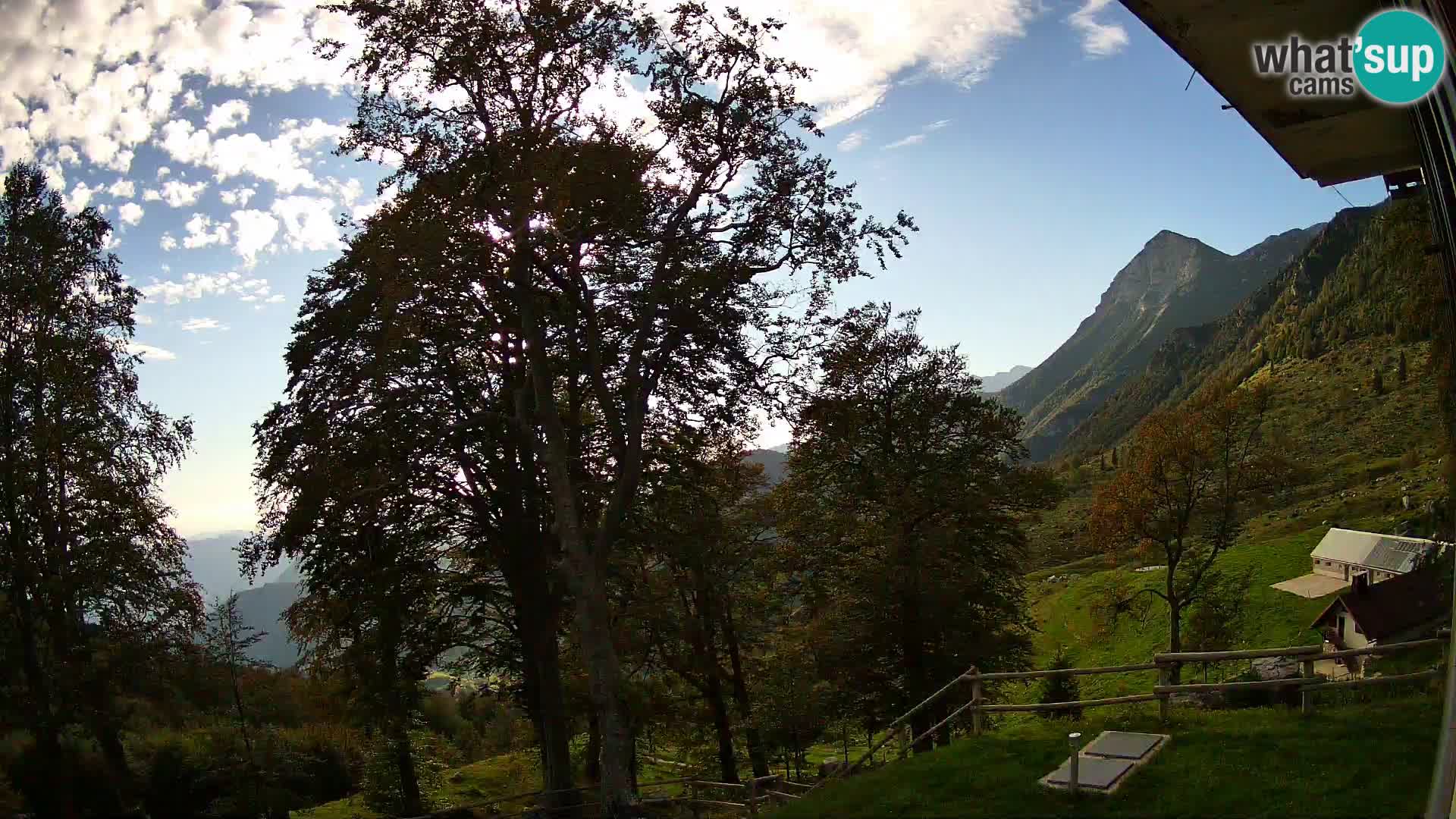 Cámara en vivo de la cabaña de montaña Planina Razor (1315) | vista hacia Tolminski Migovec