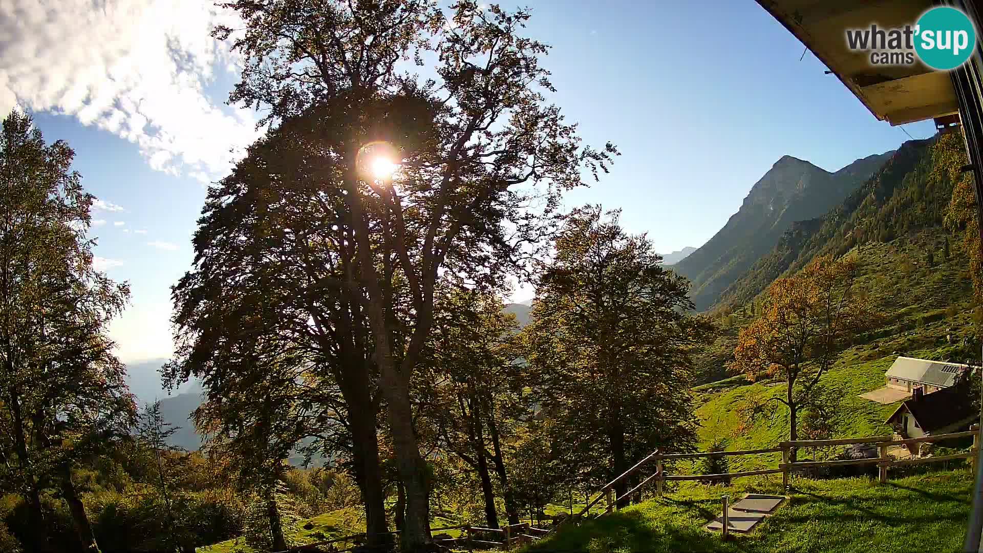 Baita di montagna Planina Razor webcam (1315) | vista su Tolminski Migovec