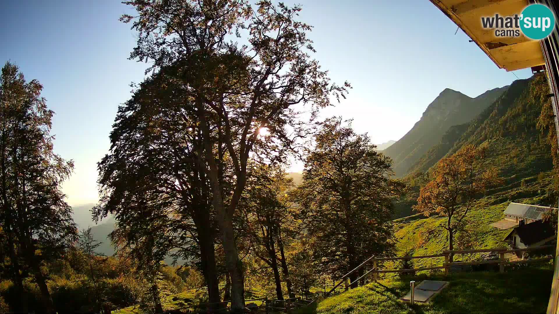 Planina Razor Mountain Hut live cam (1315) | view to Tolminski Migovec