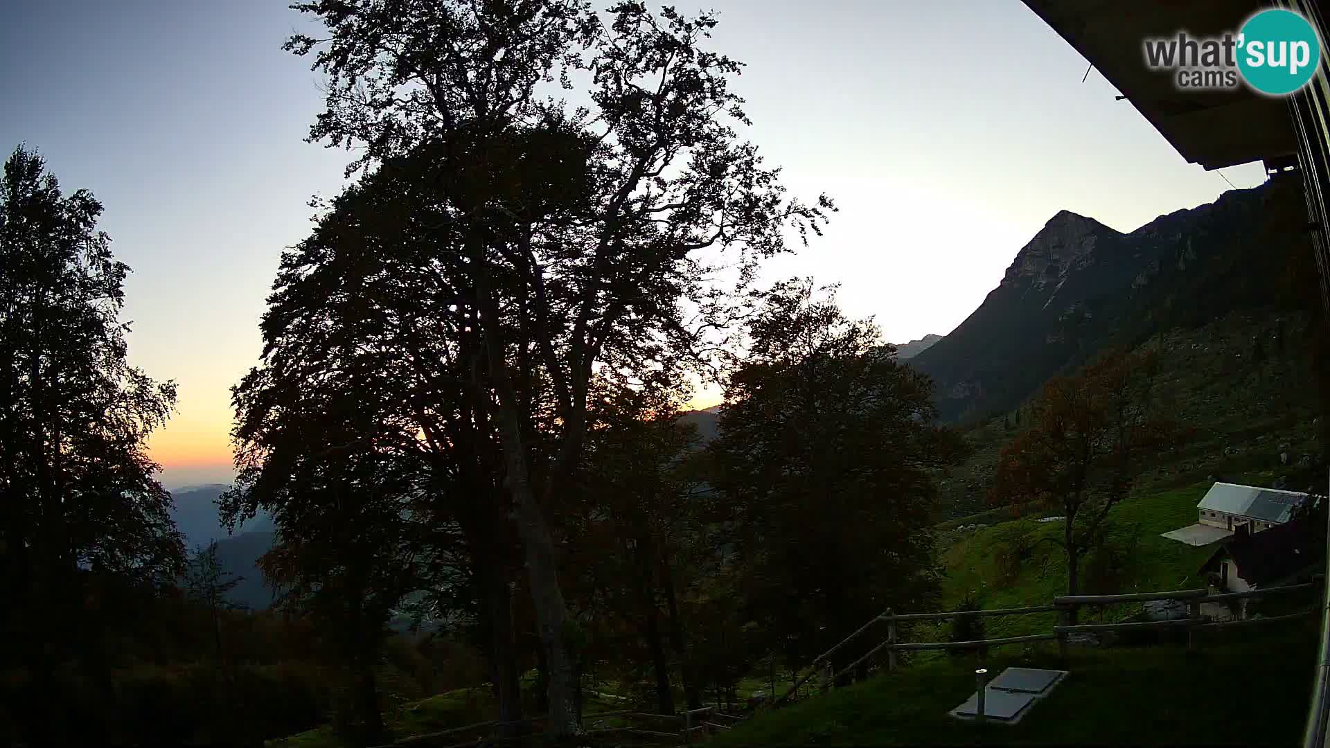 Cámara en vivo de la cabaña de montaña Planina Razor (1315) | vista hacia Tolminski Migovec