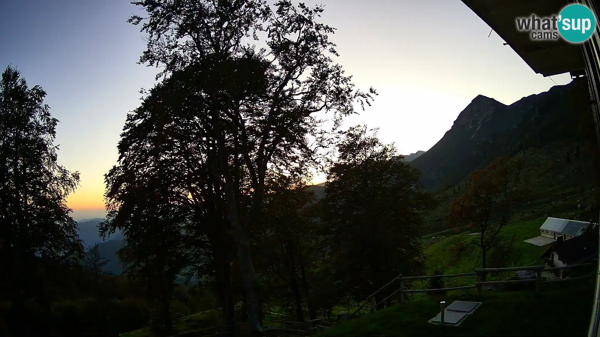 Baita di montagna Planina Razor webcam (1315) | vista su Tolminski Migovec