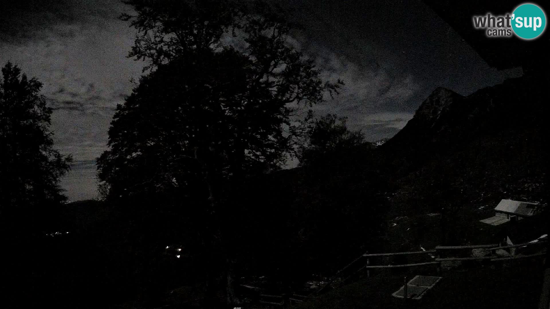Cámara en vivo de la cabaña de montaña Planina Razor (1315) | vista hacia Tolminski Migovec
