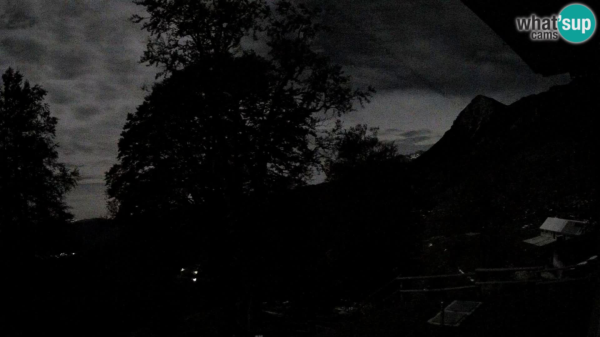 Cámara en vivo de la cabaña de montaña Planina Razor (1315) | vista hacia Tolminski Migovec